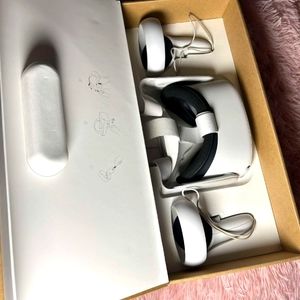 White Oculus quest 2